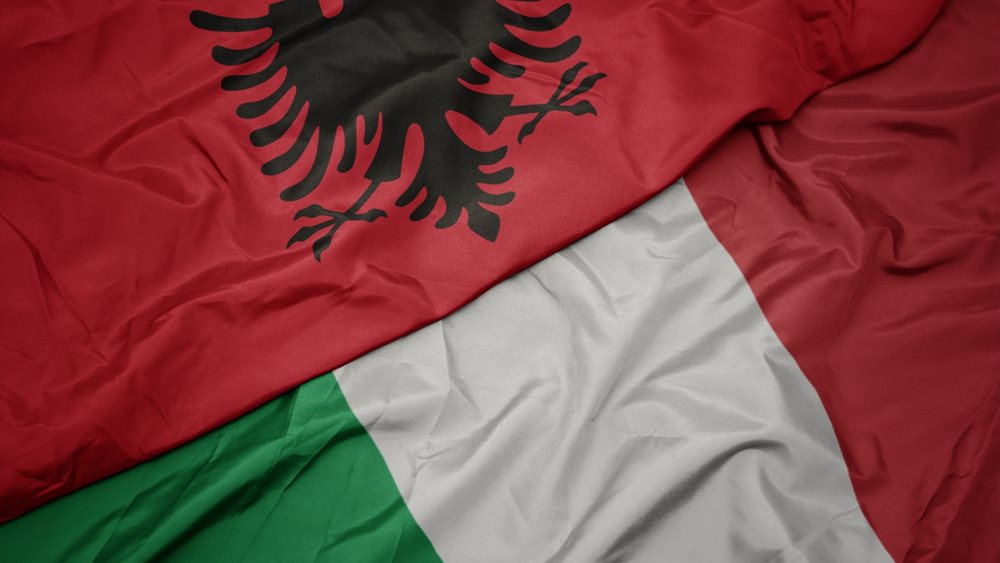 La Repubblica: "Η συμφωνία Ιταλίας - Αλβανίας για το μεταναστευτικό θα αφορά διασώσεις εντός ιταλικών υδάτων
