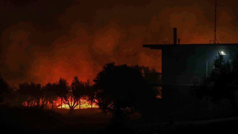 Ολονύχτια μάχη με τις φλόγες στην Αχαΐα - Ανεξέλεγκτη η κατάσταση στη Χίο - Tιτάνια μάχη σε Πρέβεζα, Ζάκυνθο