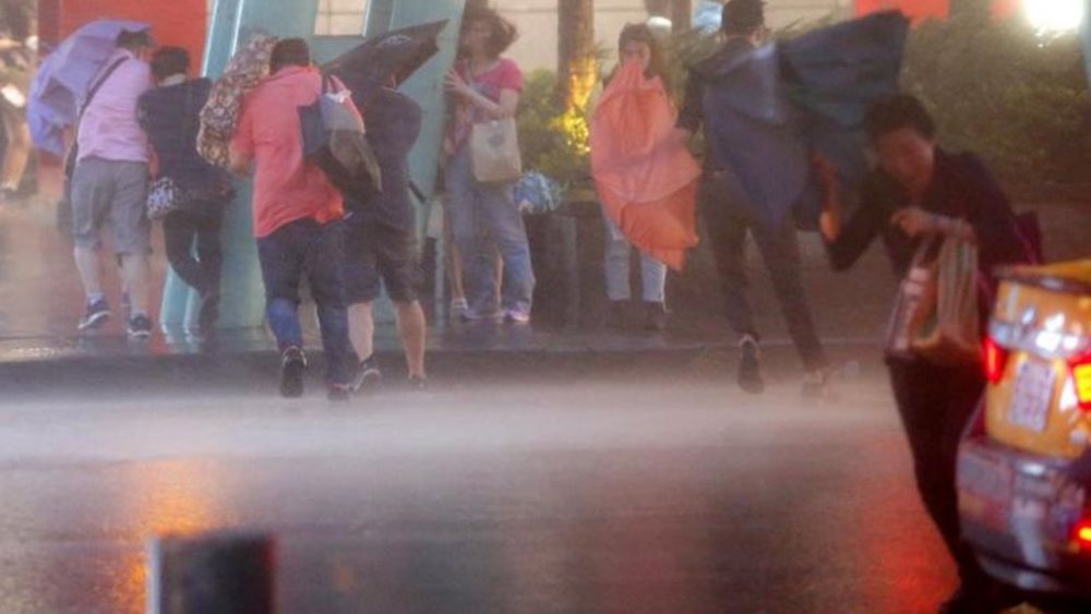 Ταϊβάν: Κύματα ύψους 5 μέτρων και χιλιάδες άνθρωποι εγκαταλείπουν τα σπίτια τους πριν την άφιξη του τυφώνα Κονγκ-ρέι