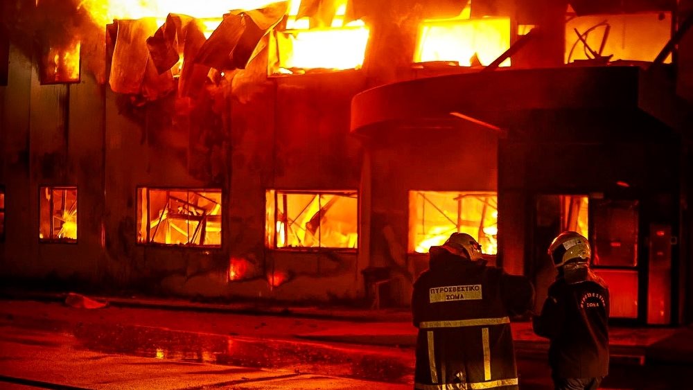 Σε ύφεση η πυρκαγιά σε εργοστάσιο στο Κορωπί
