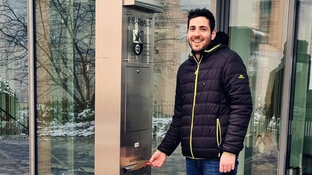 Γερμανία: Σύρος πρόσφυγας γράφει ιστορία, ορκίζεται δήμαρχος σε γερμανική κωμόπολη