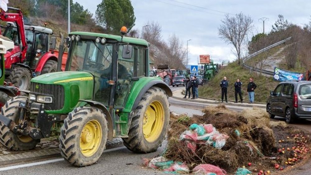 Μπλόκα αγροτών και στη Γαλλία: Αντιδρούν στα μέτρα για την αντιμετώπιση της οζώδους δερματίτιδας των βοοειδών