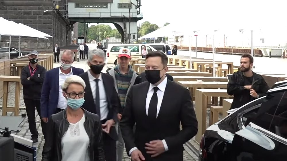 Ο Έλον Μασκ και η Tesla μπαίνουν στην &#39;κούρσα&#39; των εμβολίων κατά του κορονοϊού