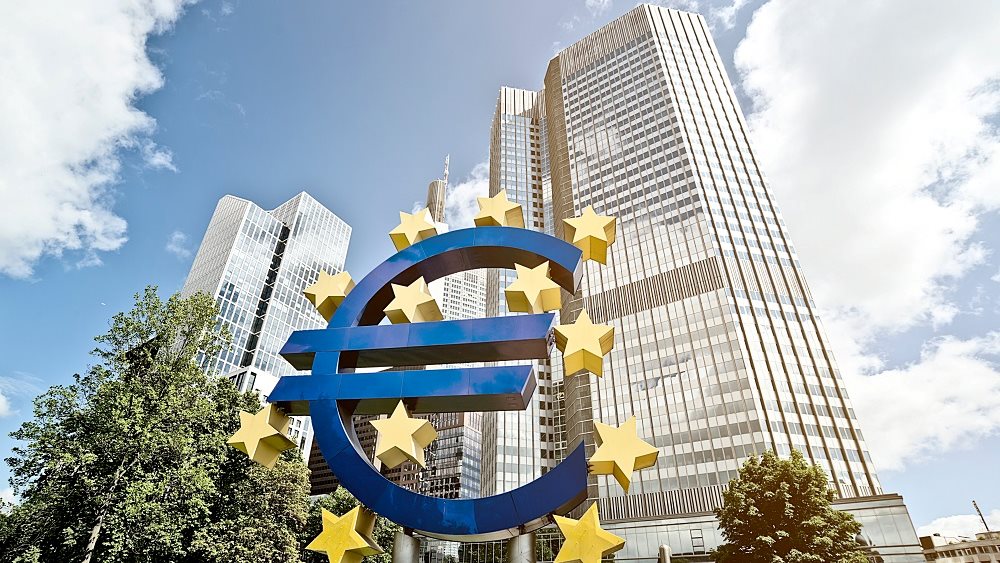 ECB: Public debt, disposable income and low growth are the risks for Greece