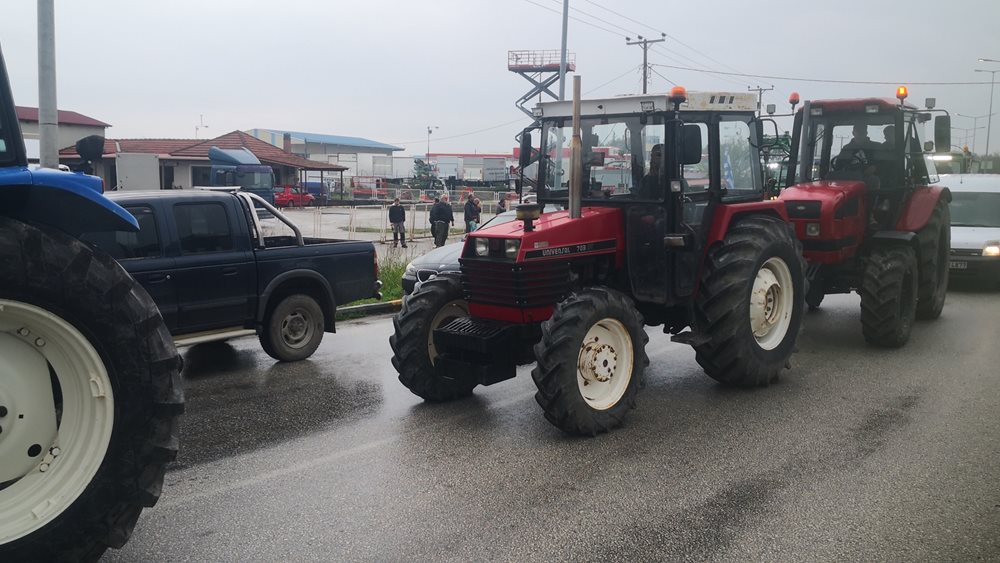 Τρίκαλα: Αγροτικό μπλόκο στα διόδια του Λόγγου στον Ε65