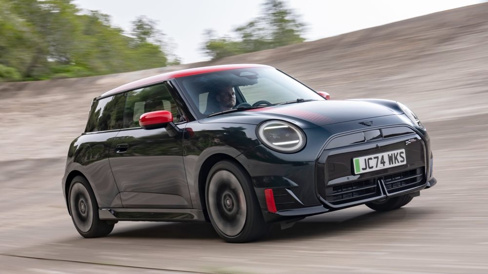Αποκαλύφθηκαν τα νέα ηλεκτρικά MINI John Cooper Works στο Παρίσι