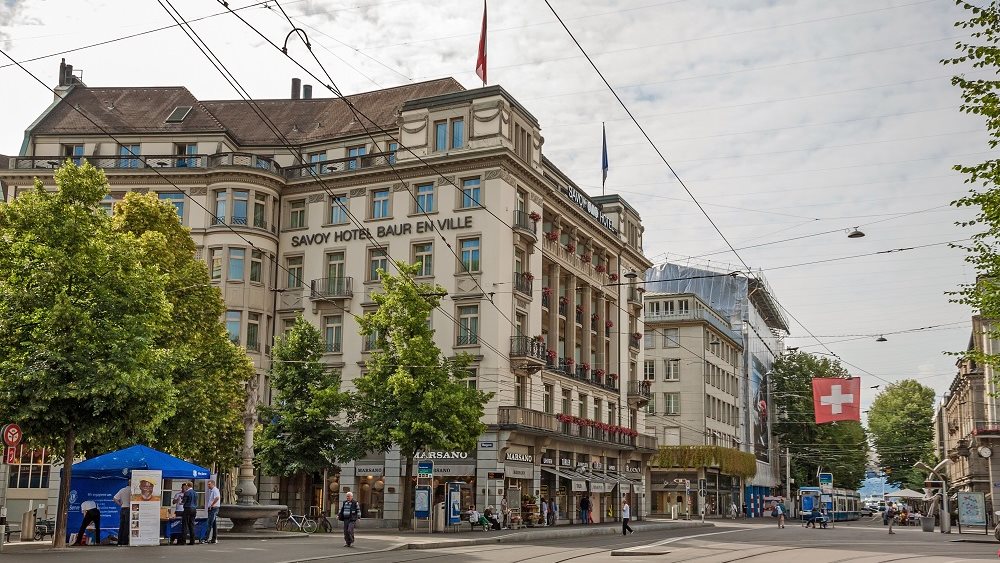 Η Credit Suisse βάζει “πωλητήριο” στο διάσημο ξενοδοχείο της Ζυρίχης Savoy Hotel
