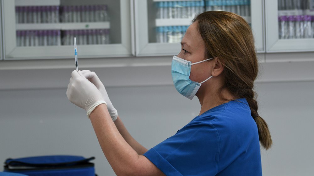 CDC: Πιθανόν να μην χρειάζεται ετήσιος εμβολιασμός μετά την 3η δόση για την covid-19
