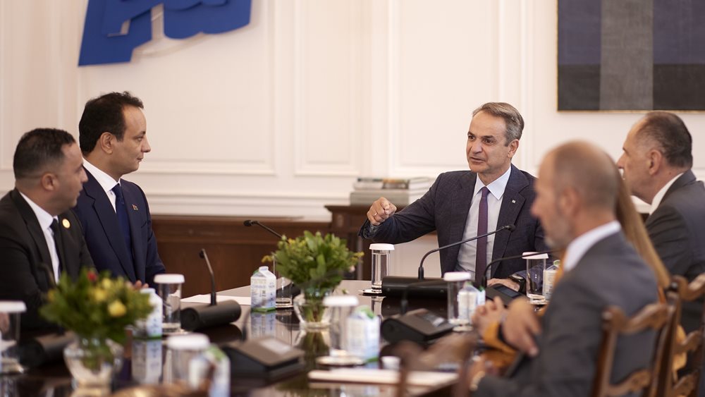 Συνάντηση Κ. Μητσοτάκη με τον γιο του στρατάρχη Χαφτάρ στο Μαξίμου