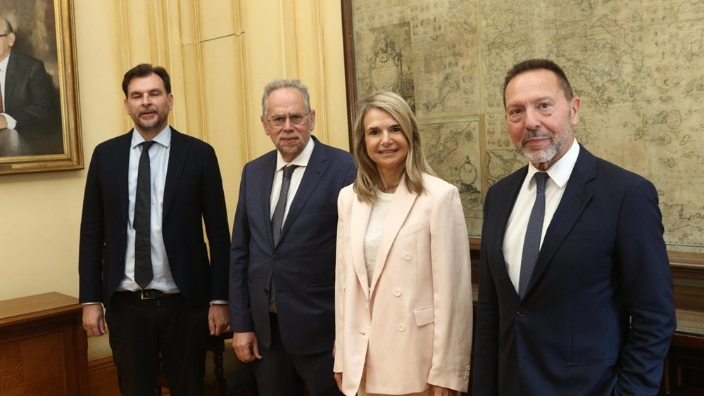 Συνάντηση αντιπροσωπείας του ΠΑΣΟΚ με τον Γ. Στουρνάρα - Στις στρεβλώσεις στην τραπεζική αγορά αναφέρθηκε η Μ. Αποστολάκη