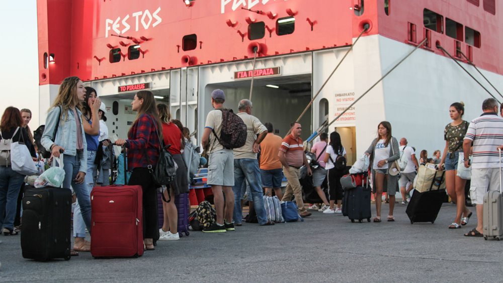 Αδειάζουν Αθήνα, Θεσσαλονίκη - Κορυφώνεται η έξοδος των αδειούχων προς νησιά και επαρχία
