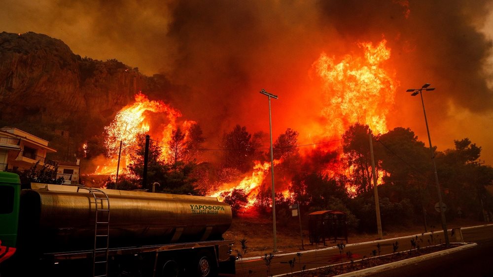 Φωτιά στη Φυλή: Κάηκαν σπίτια - Εκκενώνονται Άνω Λιόσια, Γεννηματά και Κανάλα - Φόβοι για την Πάρνηθα