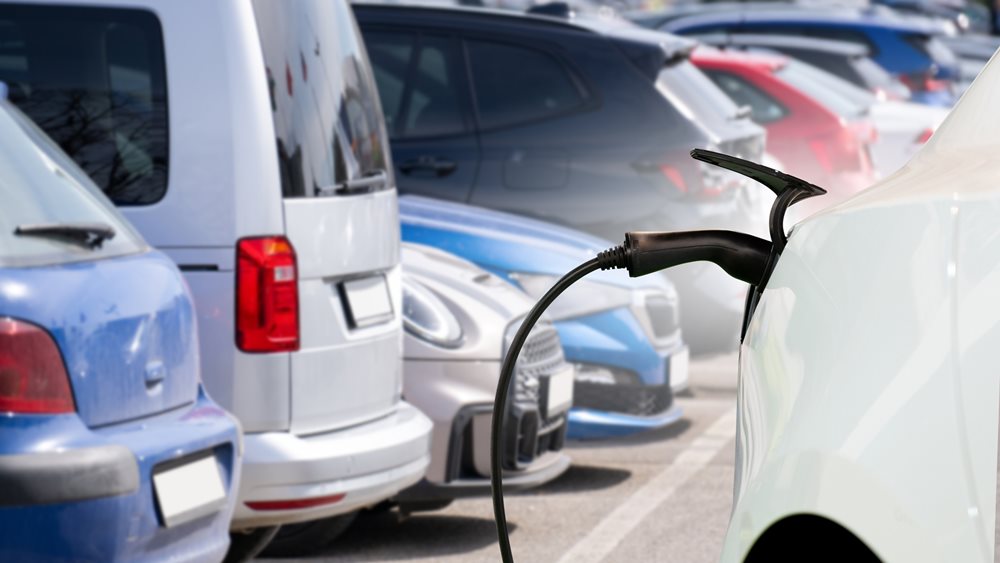 Συνεχίζεται η πτώση στα ηλεκτρικά - Απογειώνονται τα plug-in υβριδικά στην ελληνική αγορά αυτοκινήτου