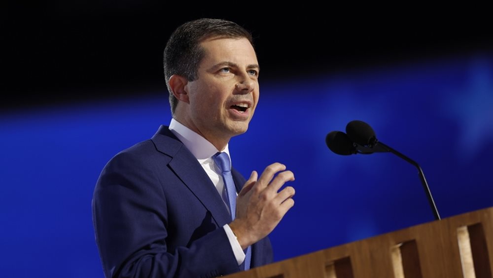 ΗΠΑ-αεροπορικό δυστύχημα: Ο πρώην υπουργός Μεταφορών κατηγορεί τον Ντ. Τραμπ ότι "ψεύδεται"