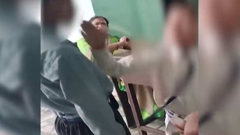 Ινδία: Σοκ έχει προκαλέσει βίντεο που δείχνει δασκάλα να ζητεί από μαθητές της να χαστουκίζουν μουσουλμάνο συμμαθητή τους