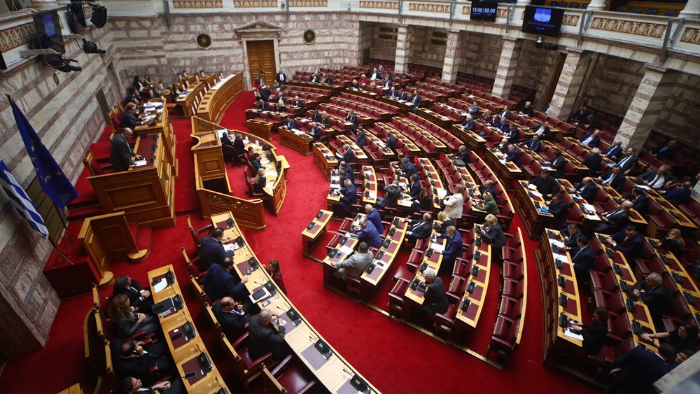 Ψηφίστηκαν κατά πλειοψηφία στη Βουλή τα μέτρα φορολογικών ελαφρύνσεων που είχαν εξαγγελθεί στη ΔΕΘ