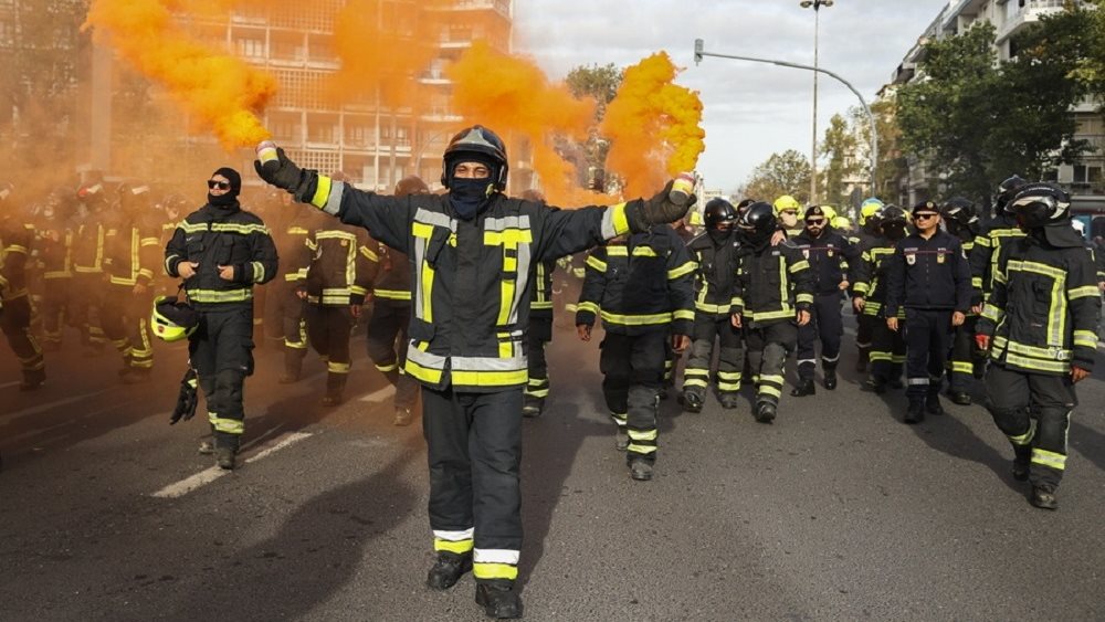 Φορώντας τις στολές τους κι έχοντας έρθει από ολόκληρη τη χώρα, οι πυροσβέστες διαδήλωσαν, πετώντας κροτίδες και δακρυγόνα.