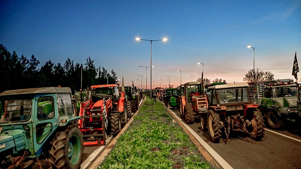 Αγρότες: Αποκλεισμοί ως τα σύνορα και μπλόκα από τη Νίκαια ως τον Έβρο - Πού γίνονται εκτροπές, τι αναμένεται