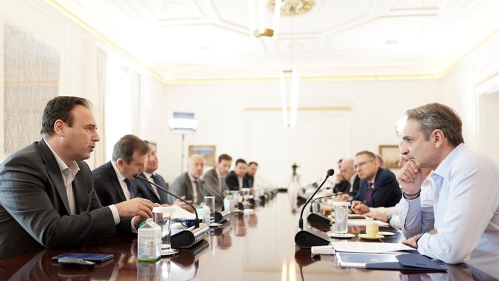 Τρία νέα ψηφιακά εργαλεία-&quot;ασπίδα&quot; για την προστασία των ανηλίκων από αλκοόλ και καπνό - Τι συζητήθηκε στο Μαξίμου