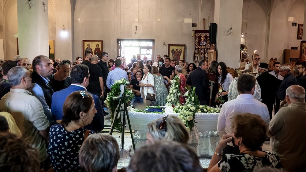 Πλήθος κόσμου αποχαιρέτισε τον 36χρονο που βρήκε τραγικό θάνατο στο λιμάνι του Πειραιά