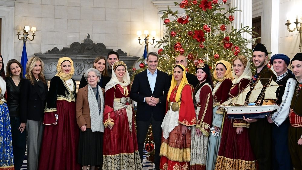 Τα κάλαντα των Χριστουγέννων στον Κυριάκο Μητσοτάκη