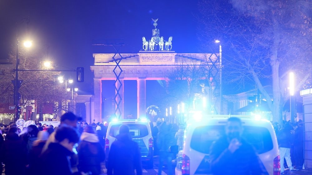 Γερμανία: Δύο νεκροί από αυτοσχέδια πυροτεχνήματα - Δεκάδες περιστατικά με πυρκαγιές σε κάδους και αυτοκίνητα