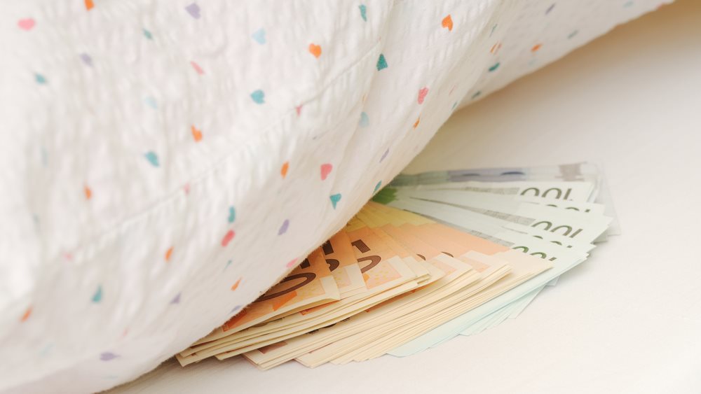 Λεφτά στο... στρώμα και από τις τράπεζες