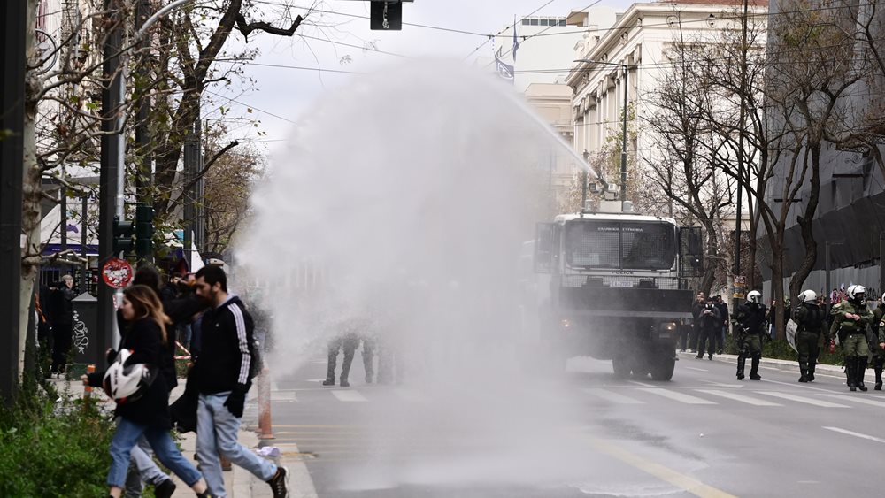 Επεισόδια στo Σύνταγμα μετά την πορεία για τα Τέμπη: Πέταξαν μολότοφ στο προαύλιο της Βουλής