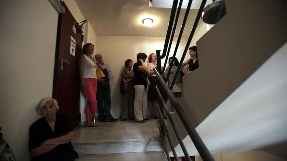 Ποιοι δημόσιοι υπάλληλοι παραμένουν στην υπηρεσία και μετά τη συνταξιοδότηση - Τι ισχύει για όλες τις κατηγορίες