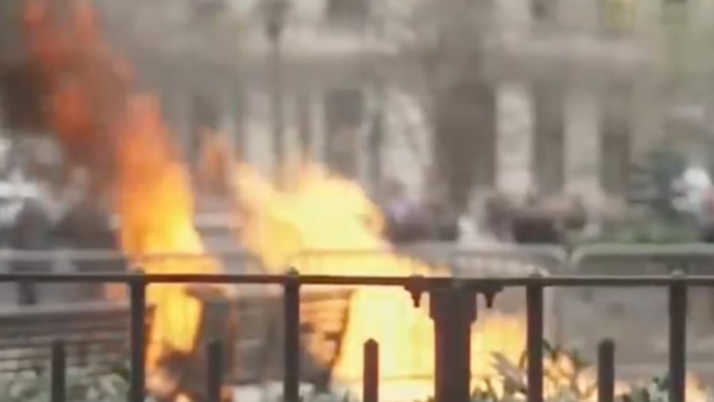 Άνδρας αυτοπυρπολήθηκε έξω από δικαστήριο όπου δικάζεται ο Τραμπ στη Νέα Υόρκη