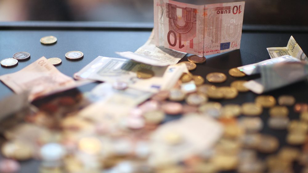 Έρευνα: Το 62% των Ελλήνων έχει λιγότερα χρήματα να ξοδέψει το 2017