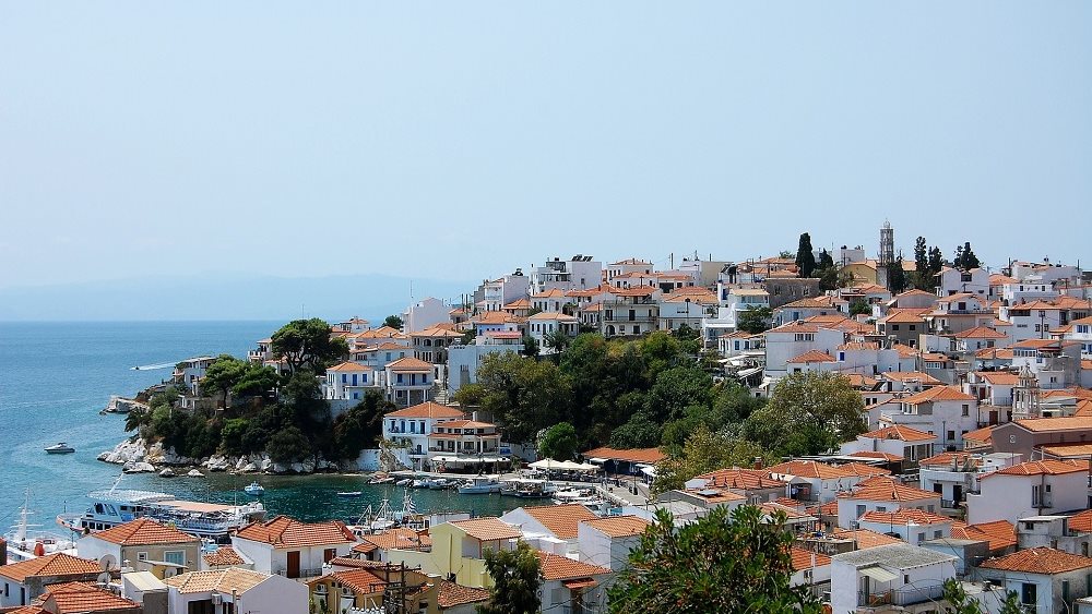 Κλείνουν οι συμφωνίες για τη νέα τουριστική περίοδο στη Σκιάθο