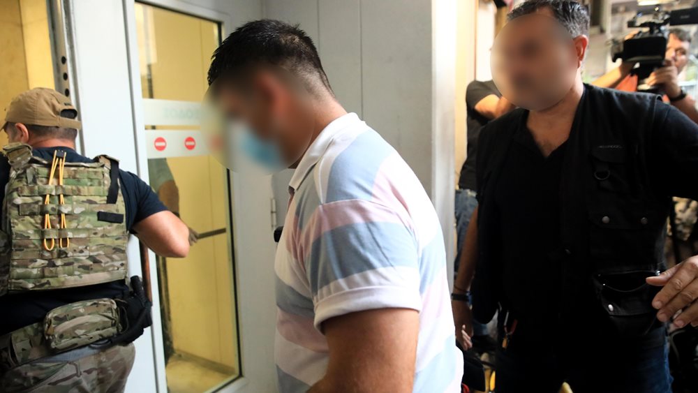 Αρχίζει η δίκη για το θάνατο του Αντώνη Καργιώτη στο λιμάνι του Πειραιά - Τέσσερις ναυτικοί του &quot;Blue Horizon&quot; κατηγορούνται για &quot;ανθρωποκτονία&quot;