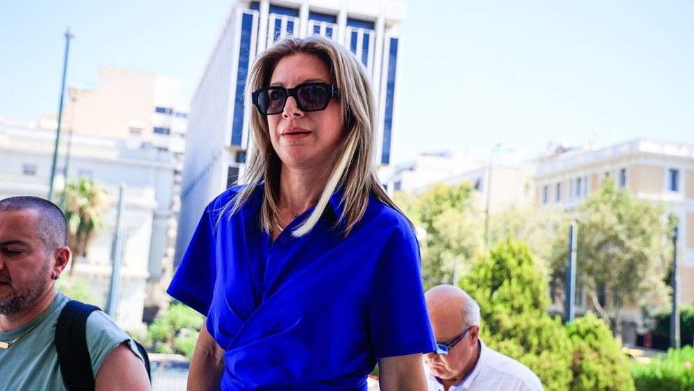 Μ. Καρυστιανού: Κατέθεσε στη Βουλή 1,3 εκατ. υπογραφές για την κατάργηση της ασυλίας πολιτικών