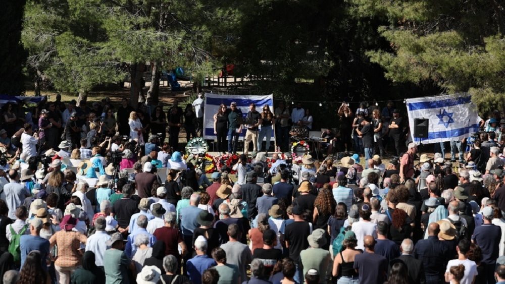 Ισραήλ: Εκατοντάδες Ισραηλινοί και Άραβες τίμησαν την ακτιβίστρια για την ειρήνη Β. Σίλβερ που σκοτώθηκε από τη Χαμάς