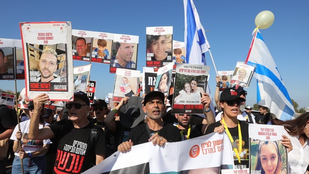 Η Χαμάς δημοσίευσε βίντεο με δύο Ισραηλινούς ομήρους ζωντανούς στη Γάζα
