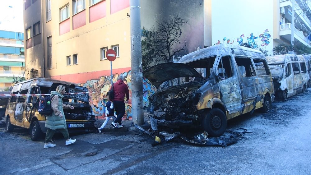 Εμπρηστική επίθεση στου Ζωγράφου – Πυρπόλησαν σχολικά λεωφορεία, ΙΧ και μοτοσικλέτες