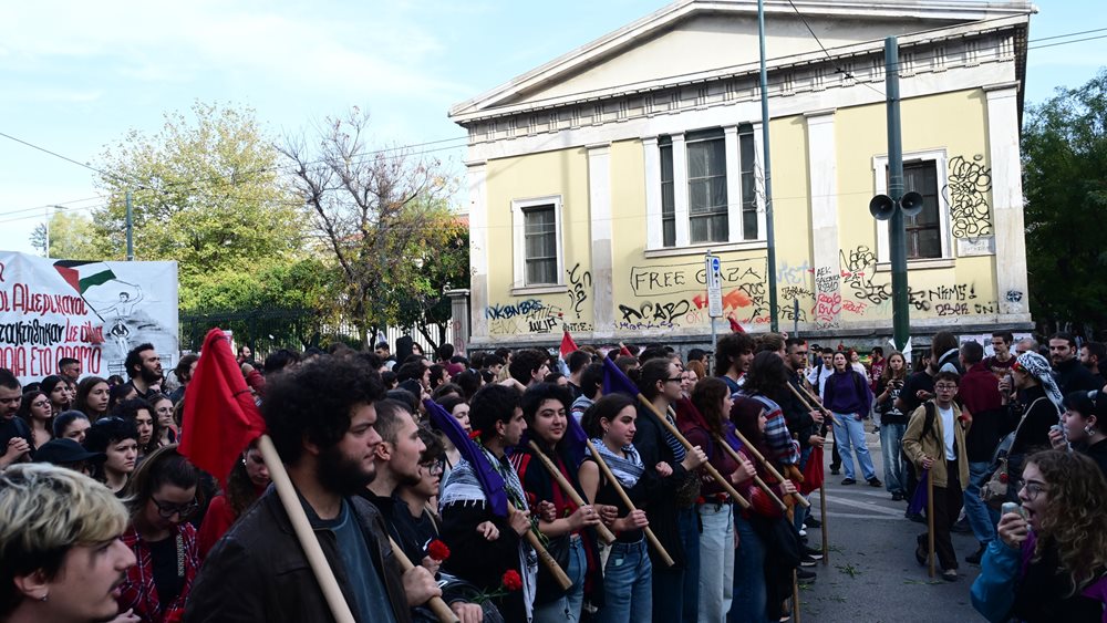 Πολυτεχνείο: Στην Αμερικανική Πρεσβεία η σημαία - Κυκλοφοριακές ρυθμίσεις, 11 συλλήψεις και 43 προσαγωγές