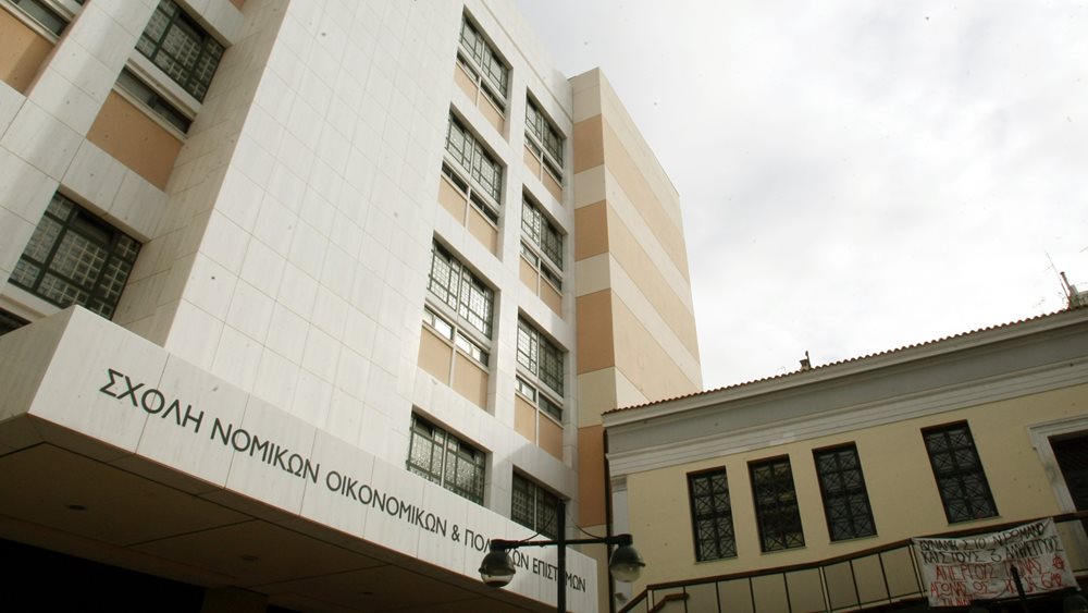 Επίθεση στη Νομική: "Τον χτυπούσαν με κράνη και λοστούς στο κεφάλι" - Τι ψάχνει η ΕΛΑΣ για τους οκτώ δράστες