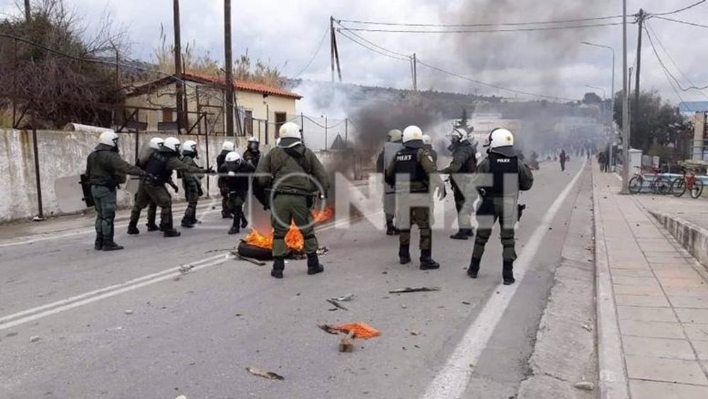 Λέσβος: Επεισόδια μεταξύ περίπου 1.000 αιτούντων άσυλο και δυνάμεων των ΜΑΤ - Φωτιές και δακρυγόνα