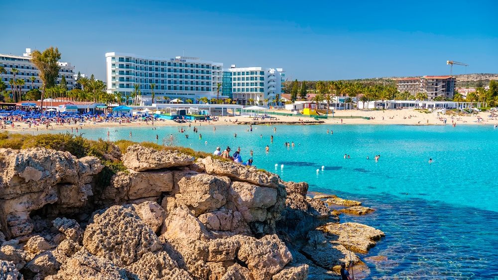Ανοίγει και στην Κύπρο διασκέδαση και τουρισμός