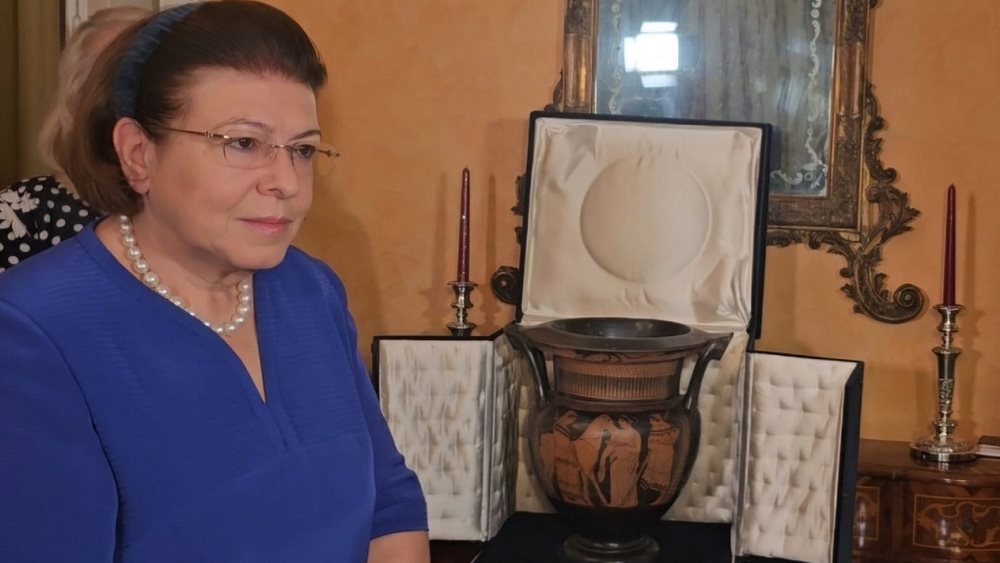 Ιταλία: Στην υπουργό Πολιτισμού παρέδωσε αρχαίο αγγείο, εγγονός Ιταλού πρώην πρωθυπουργού