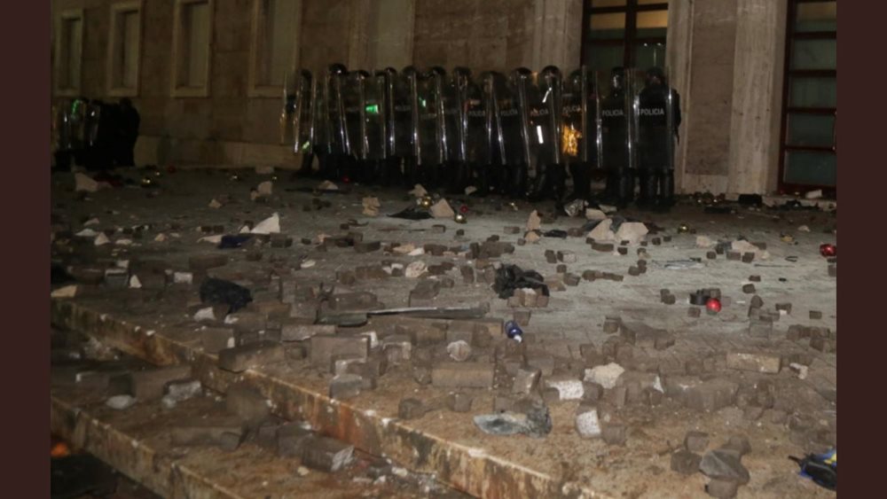 Κύμα οργής στην Αλβανία: Αστυνομικός σκότωσε 25χρονο - Επεισόδια και οκτώ τραυματίες