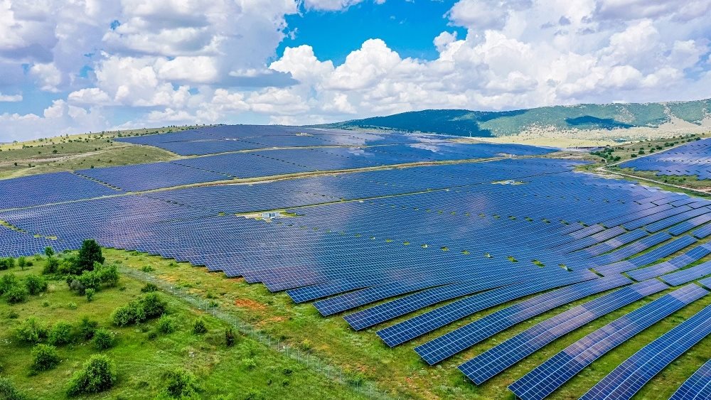 HELLENiQ ENERGY: Ενισχύει το χαρτοφυλάκιό της στις ΑΠΕ με την εξαγορά της ABO Energy Hellas