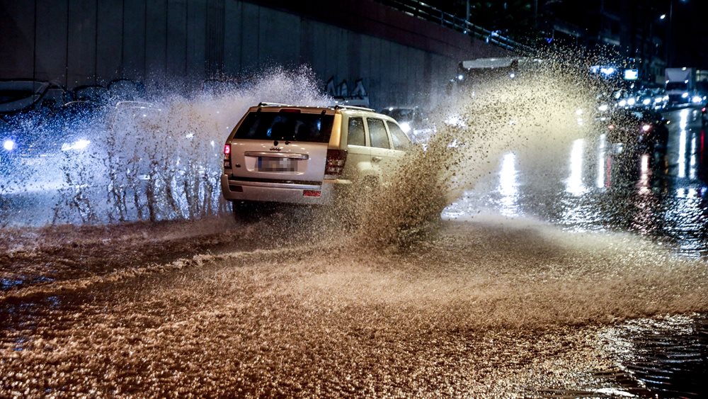 Επελαύνει η κακοκαιρία Byron: Ισχυρές καταιγίδες και &quot;112&quot; στην Αττική - Πού θα &quot;χτυπήσει&quot; τις επόμενες ώρες