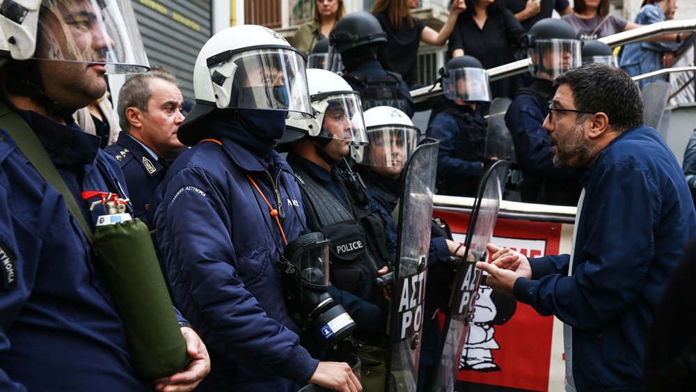 Ένταση έξω από τη Διεύθυνση Πρωτοβάθμιας Εκπαίδευσης στο Μεταξουργείο