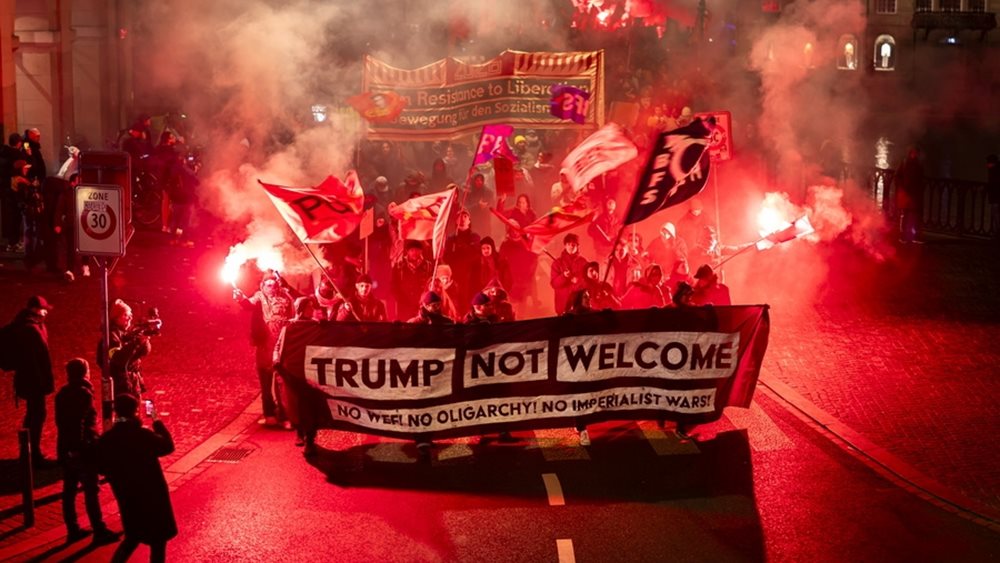 Στη σκιά του Τραμπ ξεκινά το Παγκόσμιο Οικονομικό Φόρουμ στο Νταβός - Διαδηλώνουν οι Ελβετοί: "Δεν είναι ευπρόσδεκτος"