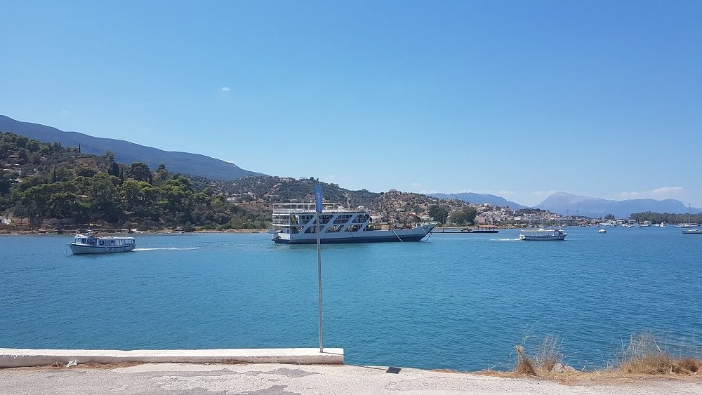 FLUING CAT IIΙ: Εκκενώθηκε το πλοίο στον Πόρο, μετά από απειλή για τοποθέτηση εκρηκτικού μηχανισμού
