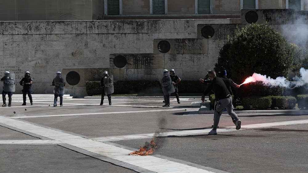 Επεισόδια στο μαθητικό συλλαλητήριο - Έριξαν μολότοφ στους άντρες της ΕΛΑΣ