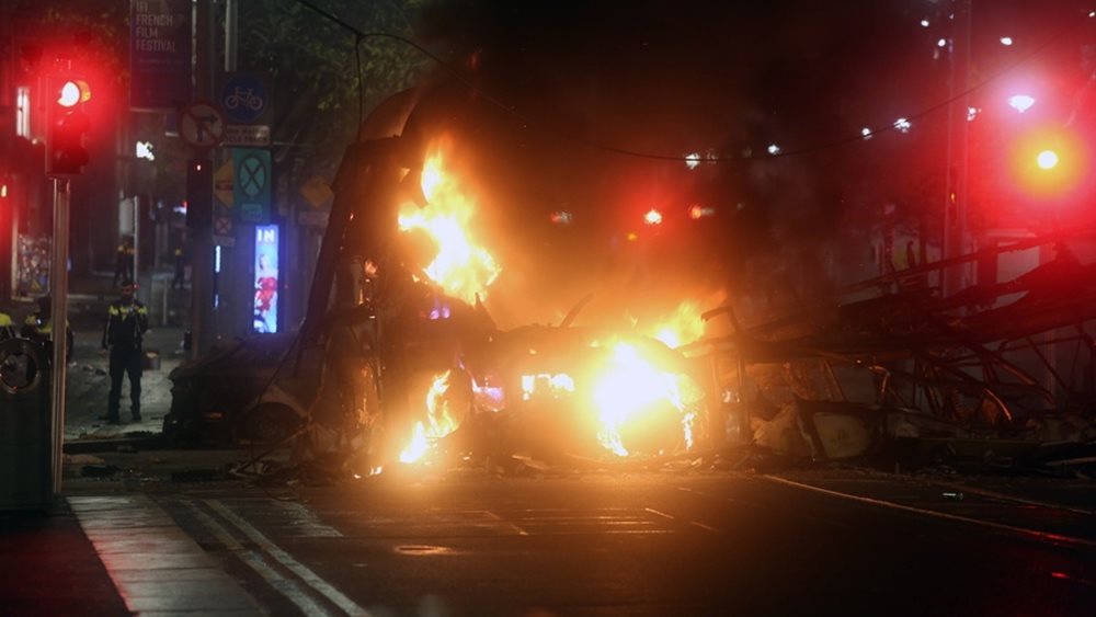 Ιρλανδία: Πεδίο μάχης το Δουβλίνο από ακροδεξιούς χούλιγκανς